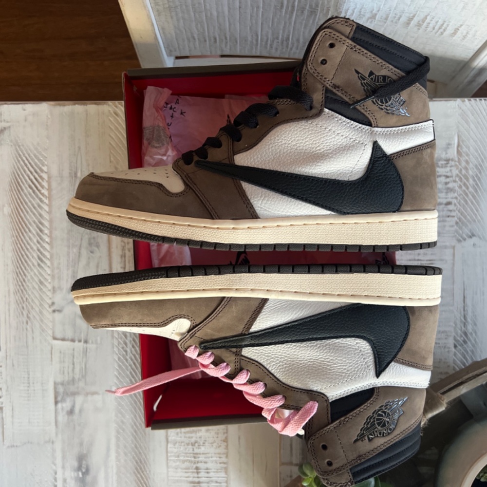 Travis Scott Jordan 1s - Picture 4 of 6